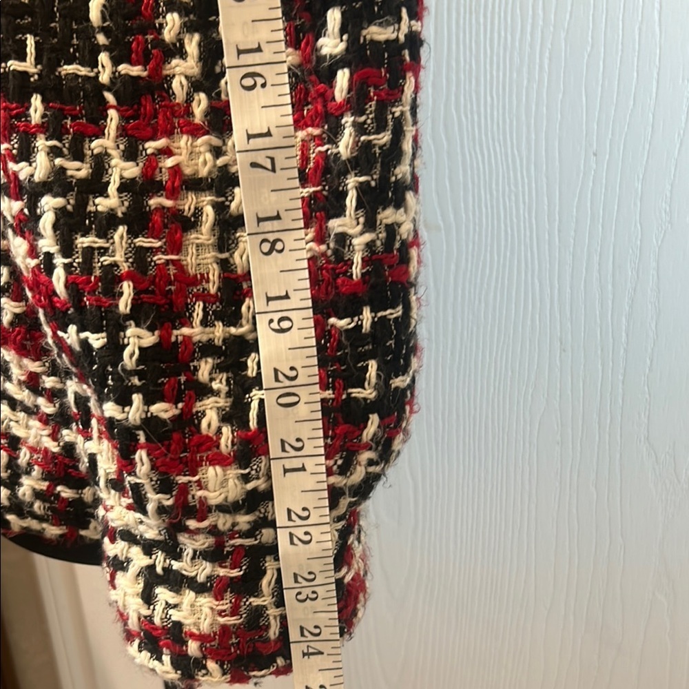 W.D.N.Y Elegant Black and Red Tweed Cape - Picture 4 of 14